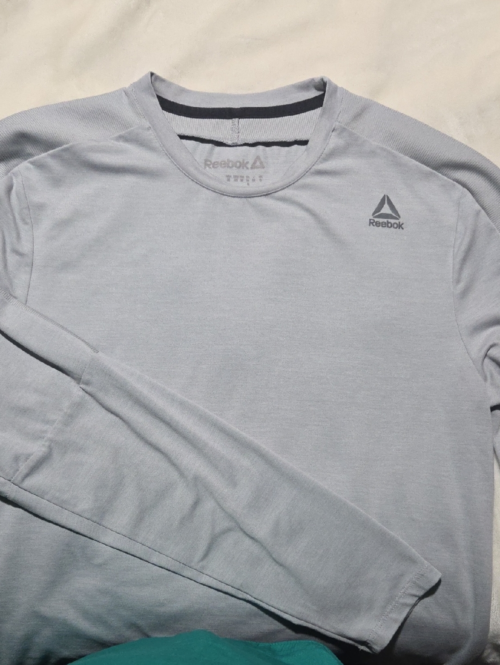 Reebok Men’s Light Gray Long-Sleeve Athletic Tee
